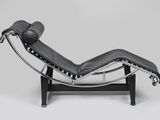 une chaise longue en cuir noir avec une structure en acier chromé