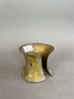 paire de vases anciens en laiton, avec une étiquette sur le dessus