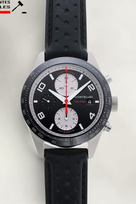 gros plan d'une montre sur une surface blanche