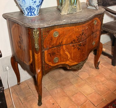 deux vases posés sur une petite commode