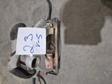un bout de papier collé avec du ruban adhésif sur le côté d'une machine