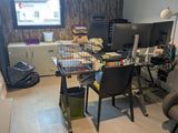 une pièce équipée d'un bureau, d'une chaise et d'un écran d'ordinateur