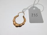 une photo d'une paire de boucles d'oreilles créoles en or avec une étiquette de prix