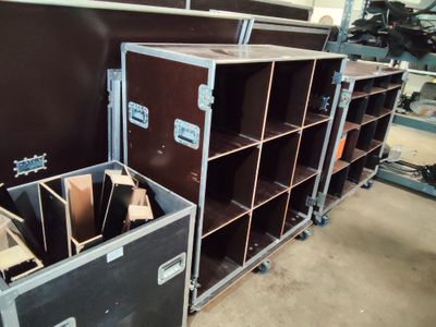 une pile de cartons posés par terre