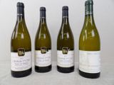 trois bouteilles de vin blanc sont alignées sur une table