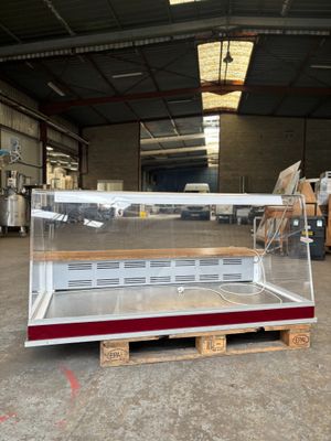 une vitrine posée sur une palette dans un entrepôt