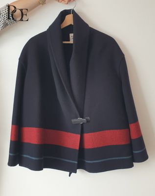 veste bleu marine avec des rayures rouges et bleues sur le devant
