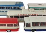 quatre petits bus qui sont rangés les uns à côté des autres
