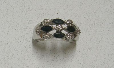 une bague en argent sertie de pierres noires et blanches