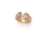 une bague en or sertie de diamants