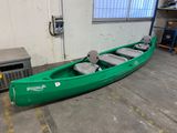 un canoë vert qui se trouve dans le garage