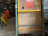 une photo d'une échelle dans un garage, sur laquelle se trouve une boîte