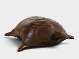 tortue en cuir marron sur fond blanc
