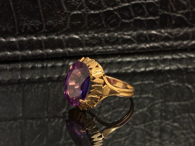 Bague en or 18 carats 750 millièmes à décor d’une améthyste ovale