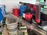 une photo montrant un ensemble d'outils posés sur une étagère