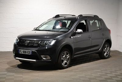 une photo d'une Dacia grise garée dans un garage