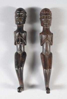 paire de personnages en bois sculpté représentant un homme et une femme