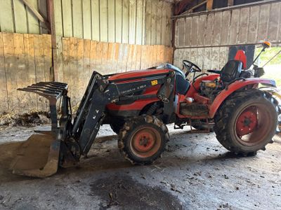 un tracteur garé dans une grange