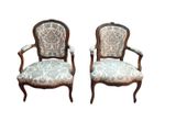 paire de fauteuils de style Louis XV avec accoudoirs rembourrés