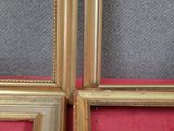 quatre cadres dorés sur fond rouge