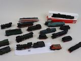 beaucoup de petits trains sur une table blanche