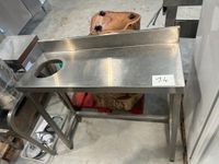 Table vide déchet, dimensions 100x40x98 cm, un pied manquant… (photo 2)