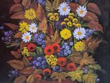 un tableau représentant des fleurs dans un vase rouge posé sur une table