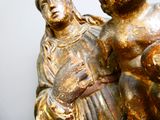 une statue représentant un homme et une femme tenant un bébé dans leurs bras