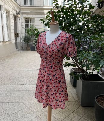 une robe posée sur un mannequin dans une cour