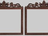 paire de miroirs anciens en bois, ornés de sculptures élaborées sur les côtés
