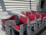 beaucoup de chaises qui sont posées sous le porche