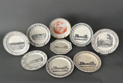 six assiettes à motifs différents posées sur une table
