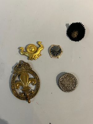 de nombreux insignes sur un fond blanc