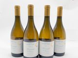 trois bouteilles de vin blanc sont alignées sur une surface blanche