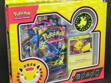 La boîte est ouverte pour montrer le contenu du jeu de cartes à collectionner Pokémon.