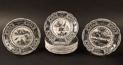 quatre assiettes en noir et blanc, ornées de motifs variés sur fond noir