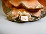un gros plan sur la statue d'un chien portant une médaille