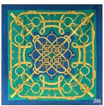 foulard en soie bleu et or orné d'un motif de nœud celtique