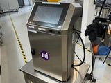 une machine posée sur une table dans une pièce