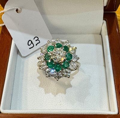 Bague " Marguerite " en or gris, sertie au centre d’un beau …