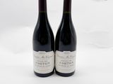 deux bouteilles de vin posées sur une table