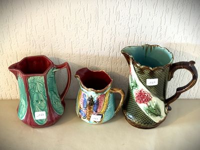 trois vases posés l'un à côté de l'autre sur une table