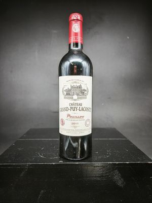 une bouteille de vin posée sur une table