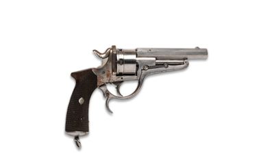 un gros plan d'un pistolet sur un fond blanc avec un fond blanc
