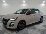 la voiture blanche est garée sur un sol en damier dans le garage