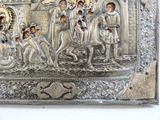 une plaque métallique sur laquelle figure la photo d'un groupe de personnes