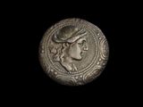 gros plan d'une pièce de monnaie sur laquelle figure un visage de femme
