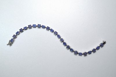 une photo d'un bracelet composé de perles de Tanzanie