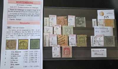 de nombreux timbres exposés dans une vitrine