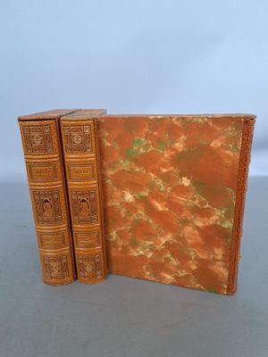 deux livres posés l'un à côté de l'autre sur une table
